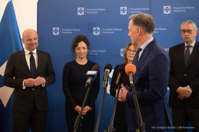 Zdjęcie z konferencji podczas której podpisana została umowa dot. utworzenia Rzeszowskiego Centrum ElektroEkologii. Fot. Grzegorz Bukała, Urząd Miasta Rzeszowa